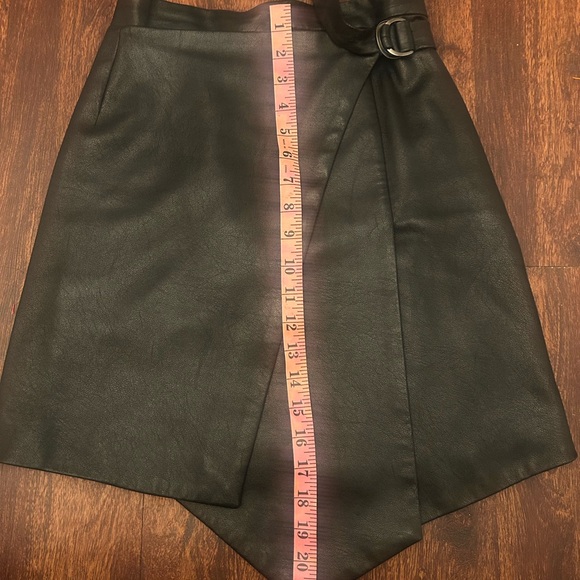 BCBG Maxazria Yulissa Skirt Womens XXS Faux Leather Buckle Wrap Busted Seam - Picture 8 of 11